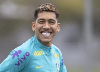 Após comprar nova mansão no Brasil, Roberto Firmino é visto com a camisa do Corinthians
