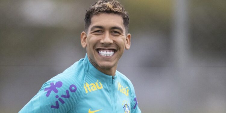 Após comprar nova mansão no Brasil, Roberto Firmino é visto com a camisa do Corinthians