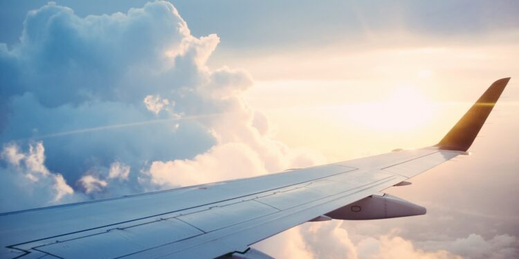 Quem é aposentado pelo INSS pode comprar passagem aérea por até R$ 200 caso não tenha viajado de avião no último ano