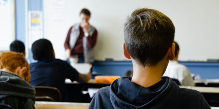 Alunos brasileiros podem ter aulas estendidas até fevereiro de 2027 nesta capital brasileira