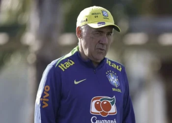Barcelona mira dois zagueiros brasileiros que Ancelotti deixou fora da Copa para se reforçar
