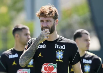 A antiga mansão de Léo Pereira, avaliada em R$ 8 milhões, tem seis quartos, deck de madeira e muito mais