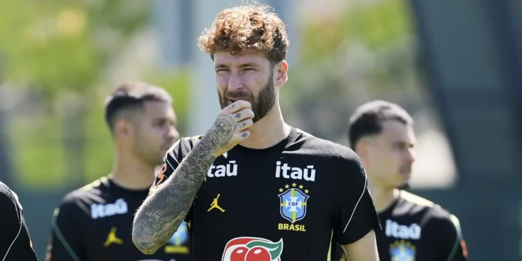 A antiga mansão de Léo Pereira, avaliada em R$ 8 milhões, tem seis quartos, deck de madeira e muito mais