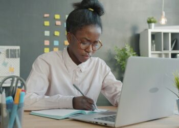Horas extras trabalhadas em 2026 influenciam no valor do 13º salário?