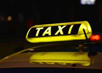 Brasileiros podem conseguir empréstimo de R$ 150 mil para comprar um novo carro para trabalhar como Uber ou táxi