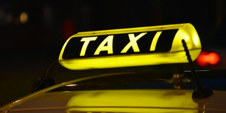 Brasileiros podem conseguir empréstimo de R$ 150 mil para comprar um novo carro para trabalhar como Uber ou táxi