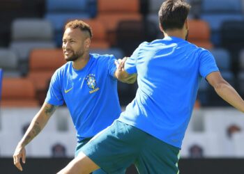 Já brigou com Neymar e agora vai enfrentar a Seleção Brasileira