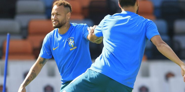 Já brigou com Neymar e agora vai enfrentar a Seleção Brasileira