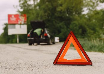 Substituto do triângulo de carro sinaliza muito melhor para os outros motoristas e já passou a ser obrigatório neste país