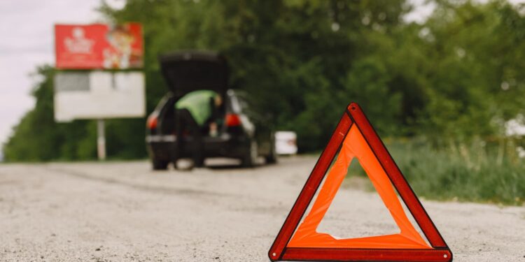 Substituto do triângulo de carro sinaliza muito melhor para os outros motoristas e já passou a ser obrigatório neste país