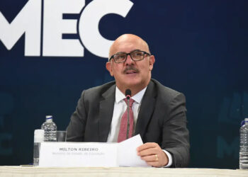 MEC ensina como emitir documento que oferece vários benefícios aos professores