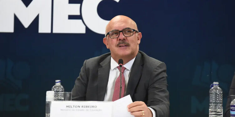 MEC ensina como emitir documento que oferece vários benefícios aos professores