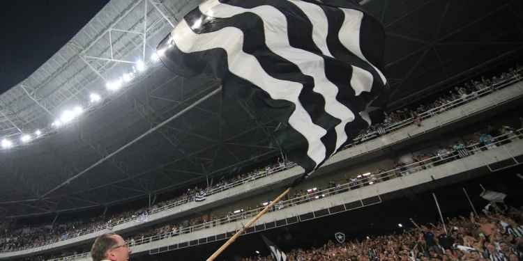 Botafogo assina com zagueiro até 2030; já Cruzeiro rejeita negociar lateral