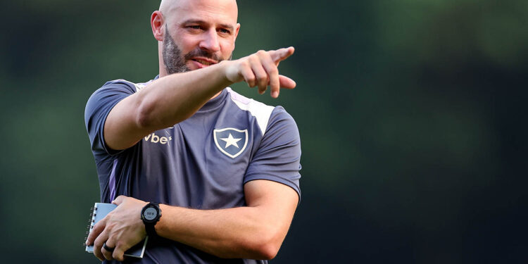 Botafogo faz pacotão com 5 jogadores para negociar, enquanto assina com outros dois