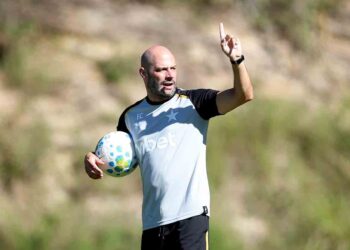 Botafogo vende jogador por R$ 20,5 milhões e contrata volante por R$ 8,8 milhões