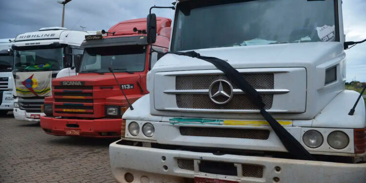 3 caminhões que se pode dirigir sem CNH profissional e usar para trabalhar