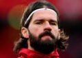 Enquanto Alisson ganha R$ 4,4 milhões por mês, o salário do goleiro herói da Noruega parece piada