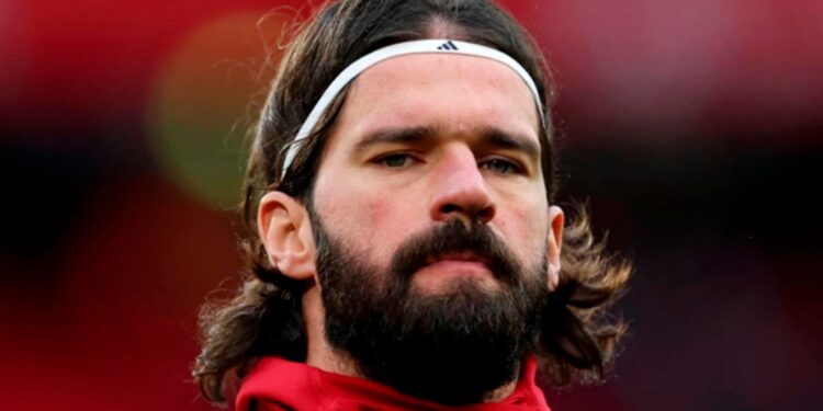 Enquanto Alisson ganha R$ 4,4 milhões por mês, o salário do goleiro herói da Noruega parece piada