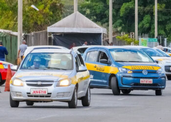 O que acontece quando a pessoa que está tirando a 1ª CNH chega de carro à autoescola?