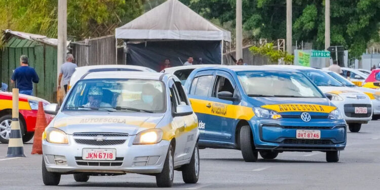O que acontece quando a pessoa que está tirando a 1ª CNH chega de carro à autoescola?