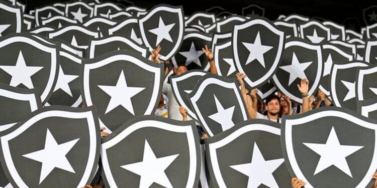 Botafogo encaminha a saída de dois jogadores e a contratação em definitivo de um zagueiro