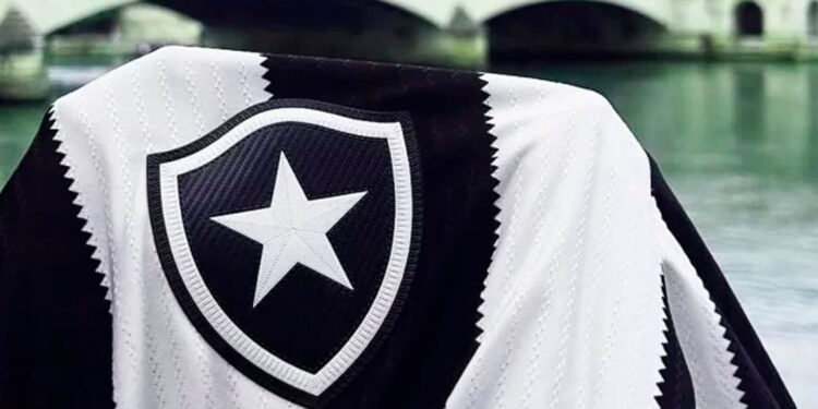 Botafogo negocia com goleiro do futebol português e busca zagueiro do futebol alemão