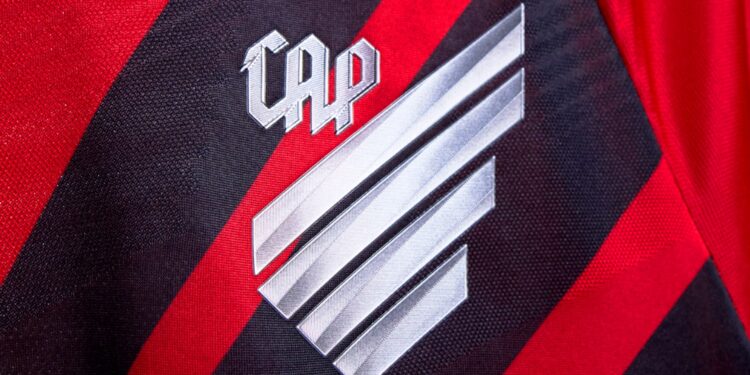 Athletico compra atacante por R$ 41 milhões e negocia com zagueiro do Grêmio