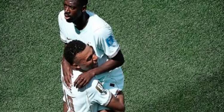 Enquanto Dembélé ganha R$ 8,8 milhões, Mbappé recebe bem mais no Real Madrid