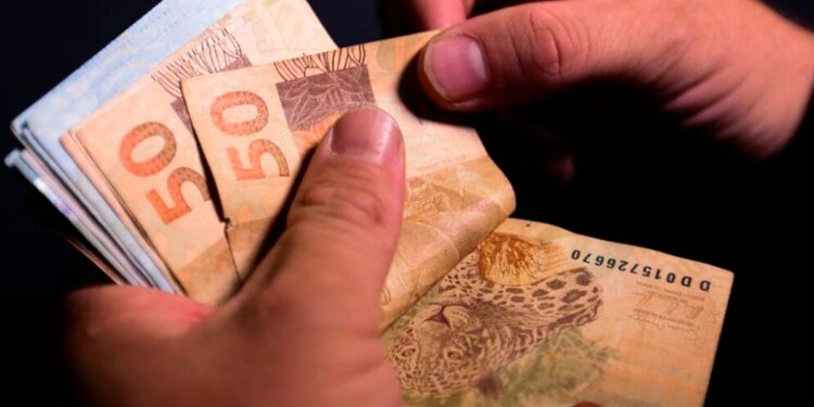 Famílias com renda per capita mensal igual ou inferior a R$ 810,50 conseguem receber R$ 150 por meio deste benefício