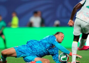 Enquanto Alisson ganha R$ 4,4 milhões por mês, o salário do goleiro herói da Noruega parece piada