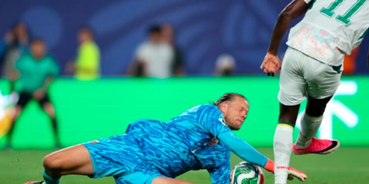 Enquanto Alisson ganha R$ 4,4 milhões por mês, o salário do goleiro herói da Noruega parece piada