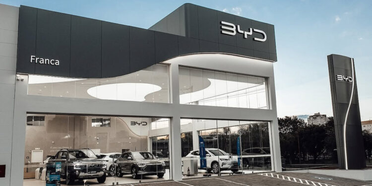 BYD vai lançar substituto do Onix com sistema híbrido para concorrer também com o Polo
