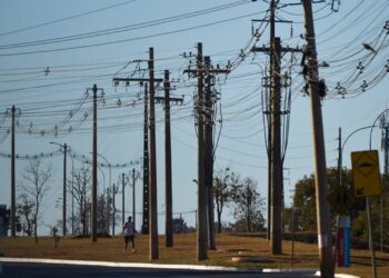 “Regra do poste” exige muita atenção para não colocar motoristas em risco