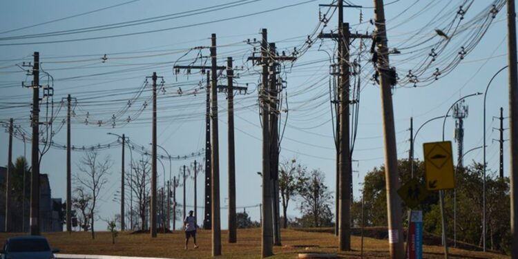 “Regra do poste” exige muita atenção para não colocar motoristas em risco