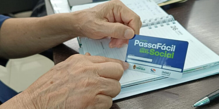 Cartão Passe Fácil Estudantil é distribuído para custear o transporte escolar de estudantes neste estado