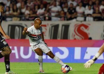 Enquanto o São Paulo pode perder sete jogadores de graça, nove atletas podem deixar o Santos