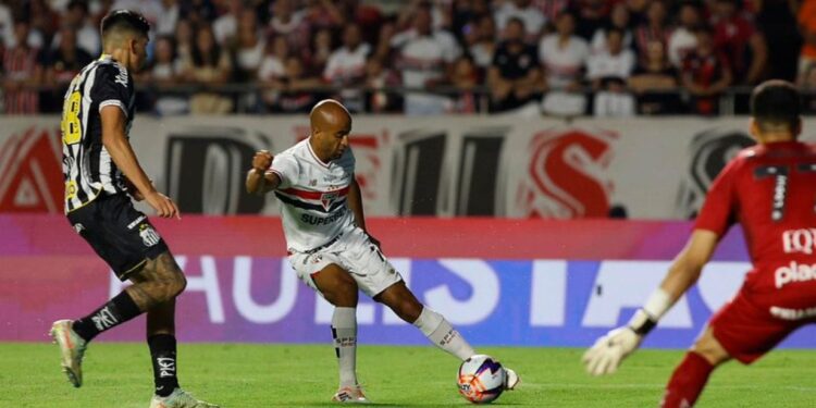 Enquanto o São Paulo pode perder sete jogadores de graça, nove atletas podem deixar o Santos