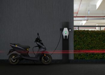 Nova moto elétrica com porta-malas quer substituir os carros no Brasil
