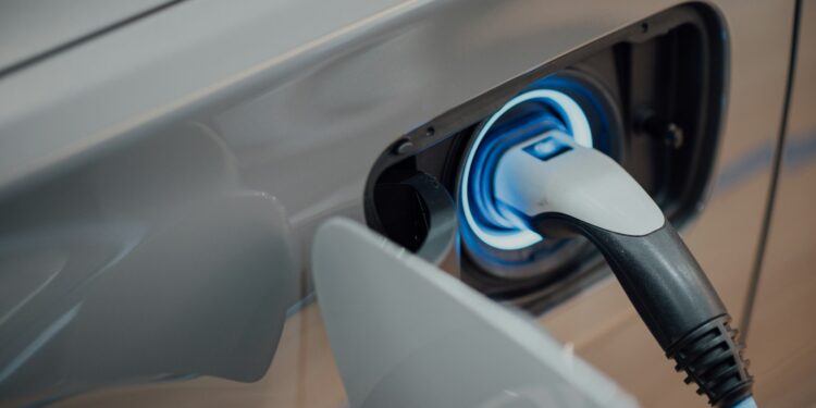 Donos de carros elétricos podem receber benefício do Governo