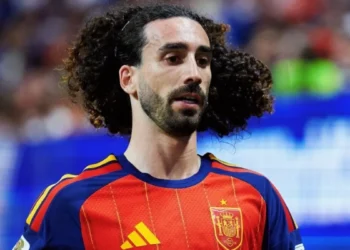 Cucurella leva 45 minutos para cuidar do cabelo diariamente