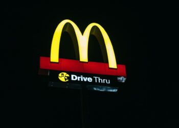 McDonald’s inova ao oferecer transporte gratuito por Uber aos funcionários como benefício
