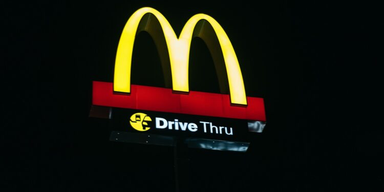 McDonald’s inova ao oferecer transporte gratuito por Uber aos funcionários como benefício