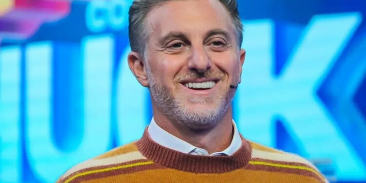 Enquanto Celso Portiolli ganha R$ 900 mil no SBT, Luciano Huck ganha muito mais na Globo
