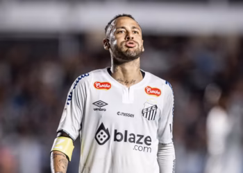 Enquanto o São Paulo pode perder sete jogadores de graça, nove atletas podem deixar o Santos