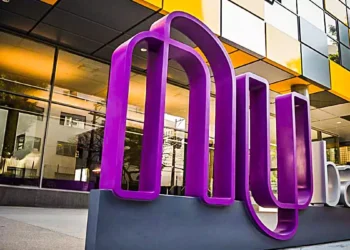 O que muda para os clientes após o Nubank comprar outro banco?