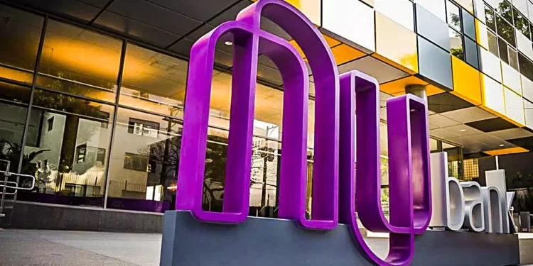 O que muda para os clientes após o Nubank comprar outro banco?