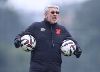 Athletico-PR negocia dois jogadores; em compensação, um zagueiro foi contratado