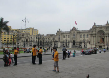 Governo multa imóveis que não colocarem a bandeira do país em até R$ 8 mil durante a semana comemorativa nesta cidade