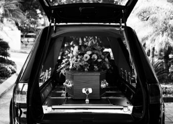 Pessoas com renda familiar de até 3 salários mínimos têm direito ao auxílio-funeral nesta cidade