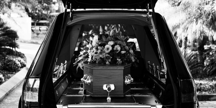 Pessoas com renda familiar de até 3 salários mínimos têm direito ao auxílio-funeral nesta cidade